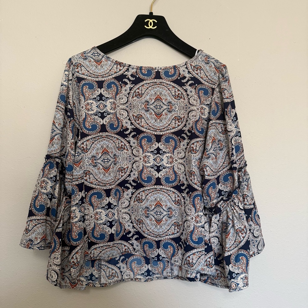 NWT Boutique Rossmore Paisley Button Accent Belle Sleeve Blouse